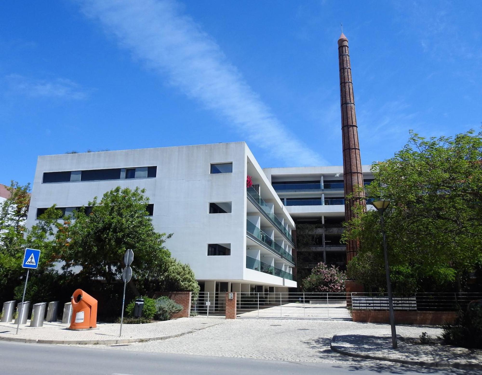 Lagos Factory Green Luaran gambar